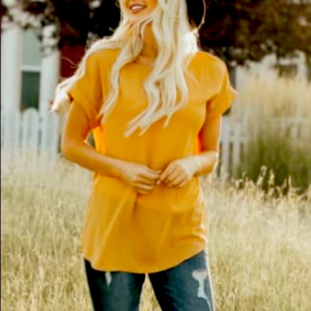 Cap sleeve, round neck tunic.
